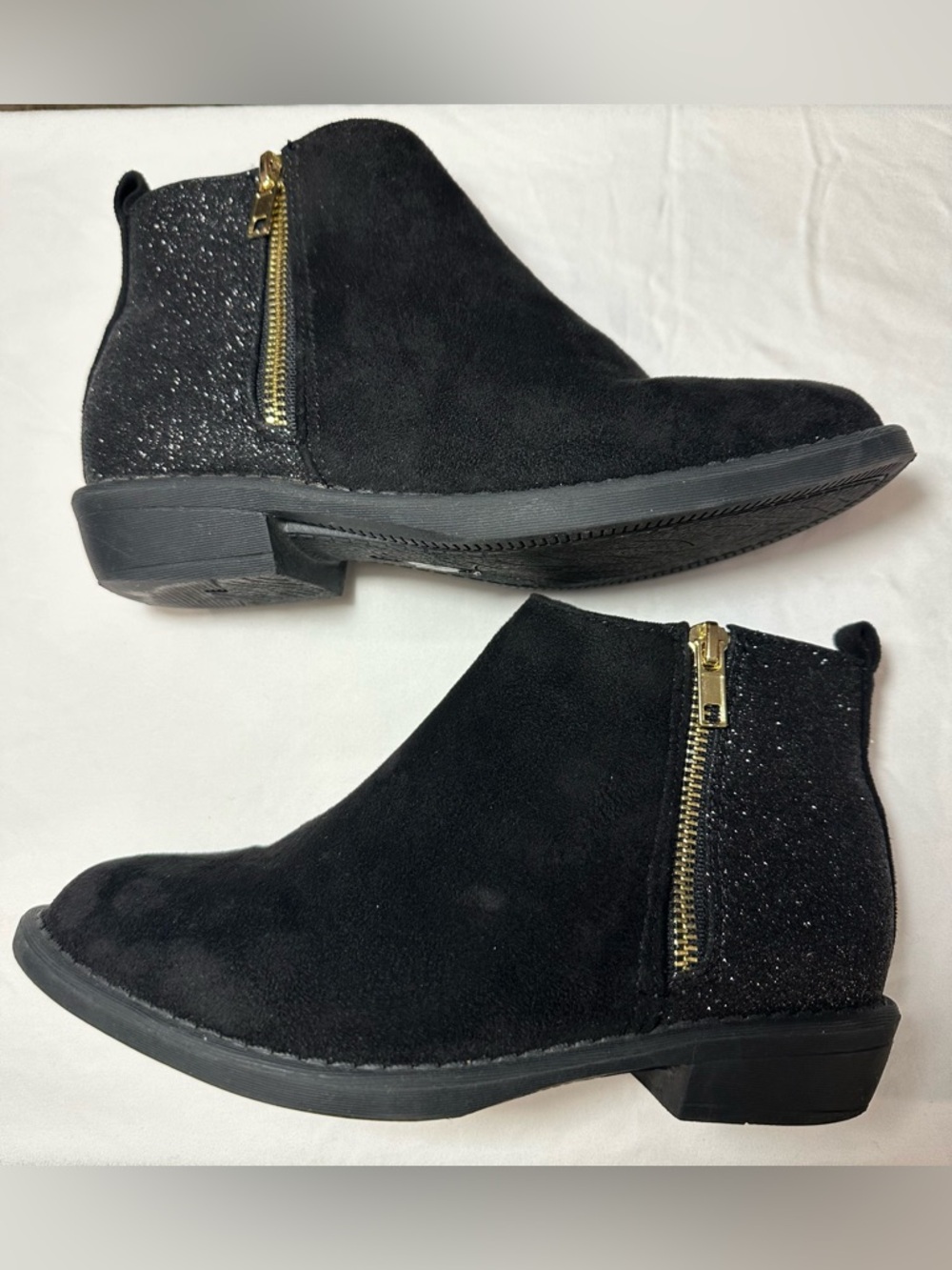 Ankle Booties w zipper, No mess glitter appearance in black &gold. Girls size 3